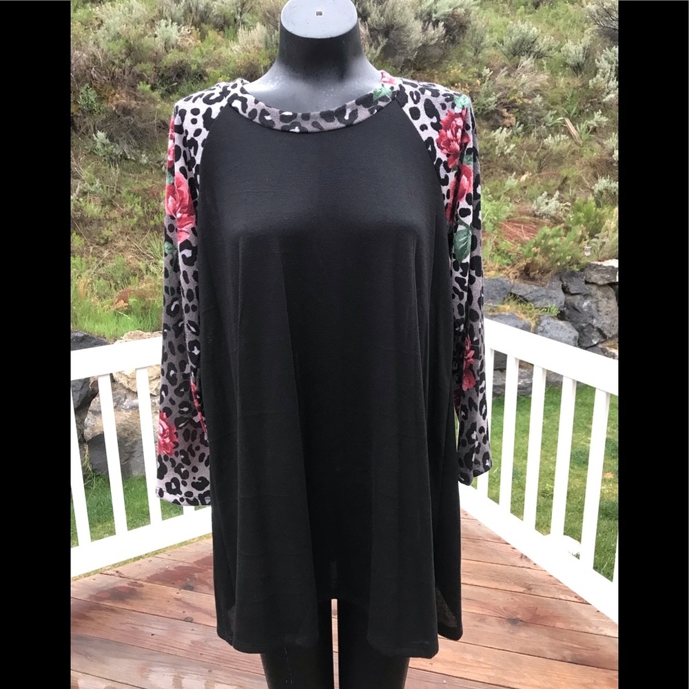 1X long sleeve black/floral top